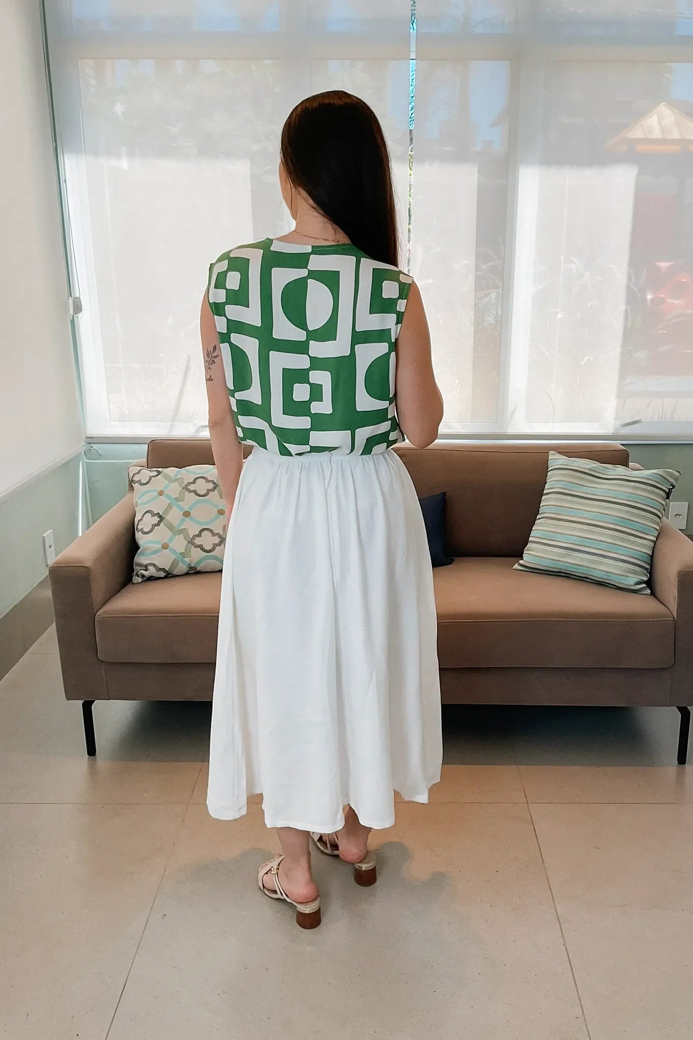 Conjunto: Blusa Regata Viscose Detalhe Ombro Roberta Estampada Verde + Saia Midi Samanta Branca