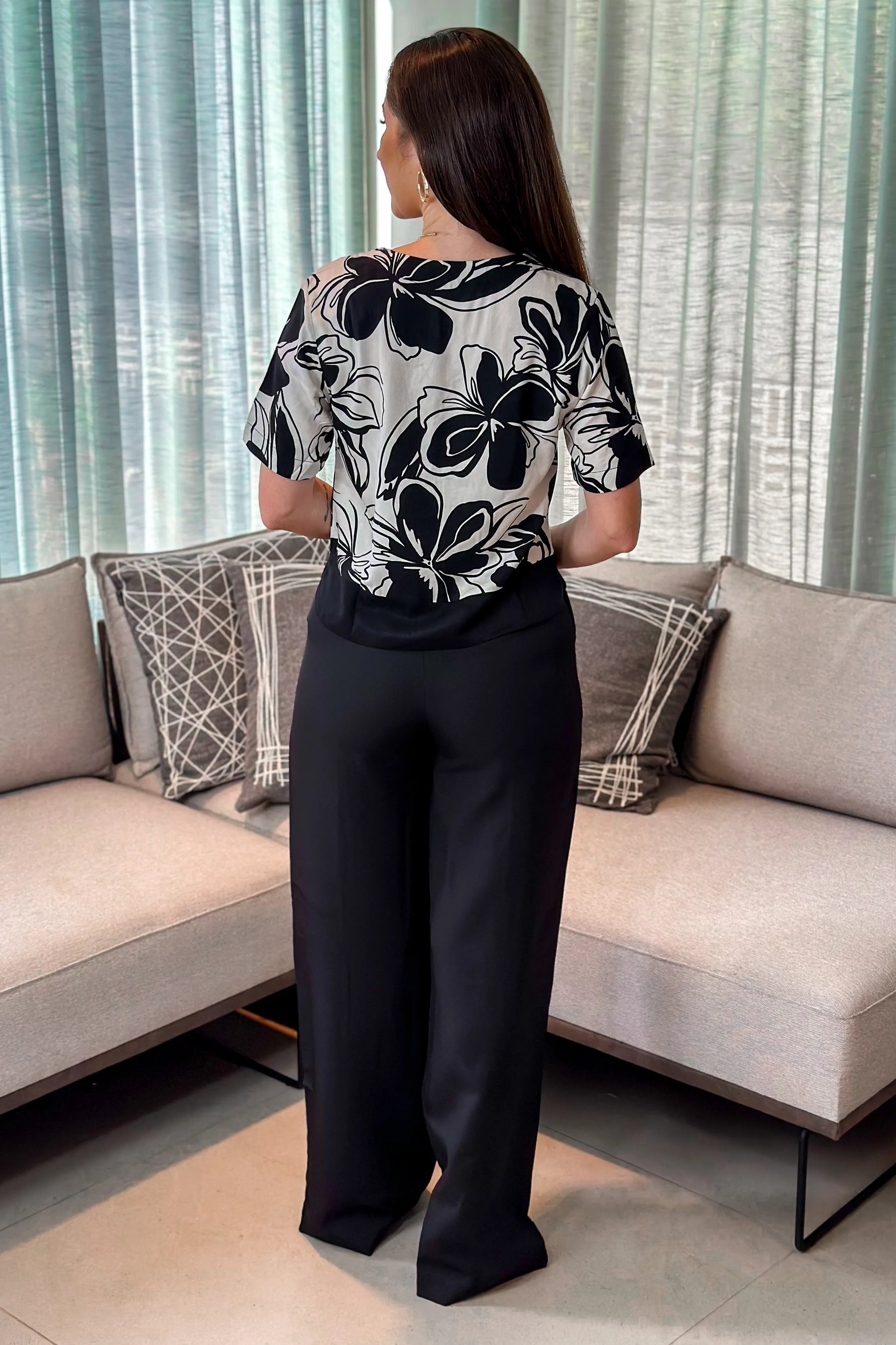 Conjunto: Blusa Viscose Manga Curta Nicole Estampada Branca + Calça Pantalona Crepe Alfaiataria Detalhe Passador Alissa Preta