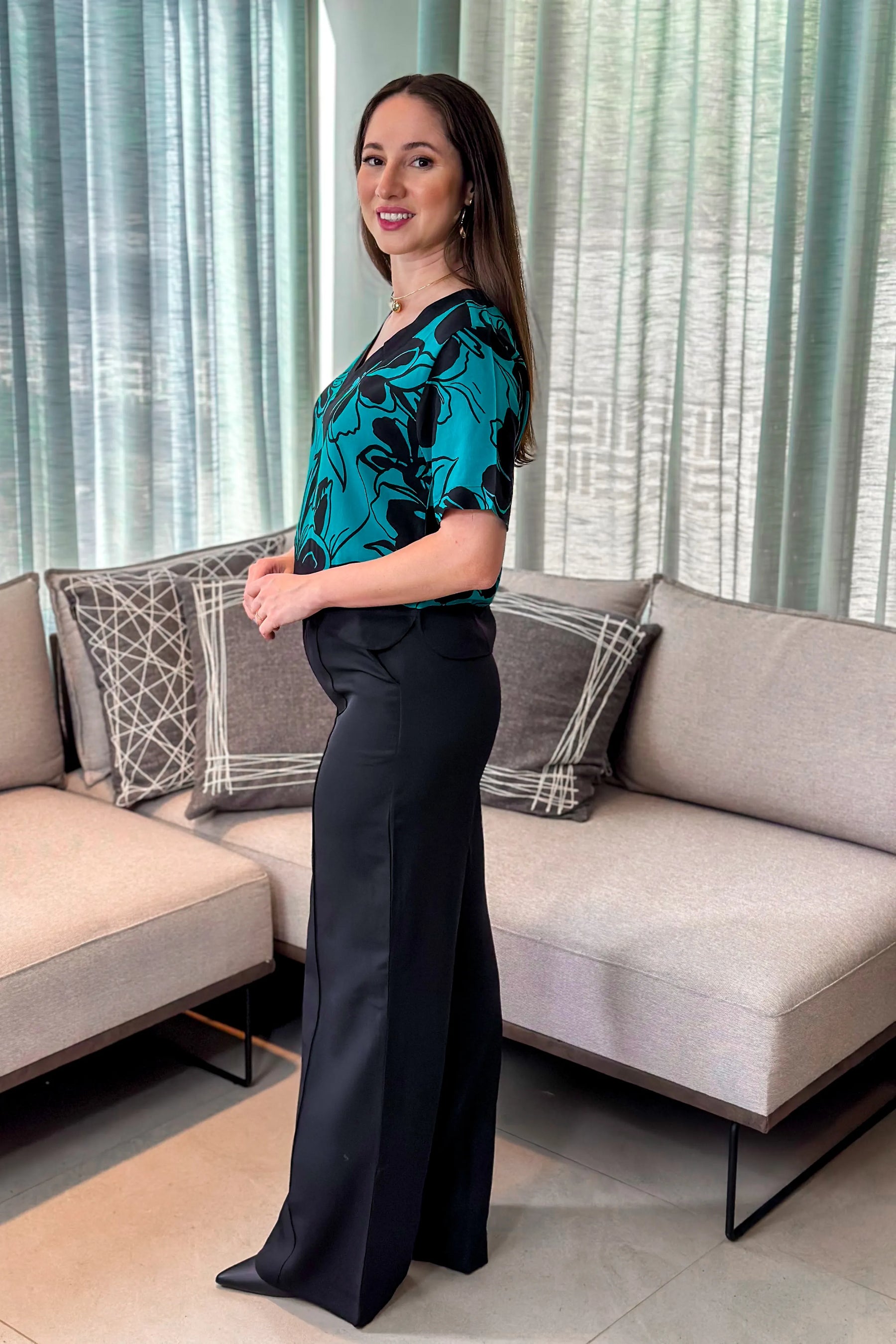 Conjunto: Blusa Viscose Manga Curta Nicole Estampada Verde + Calça Pantalona Crepe Alfaiataria Detalhe Passador Alissa Preta