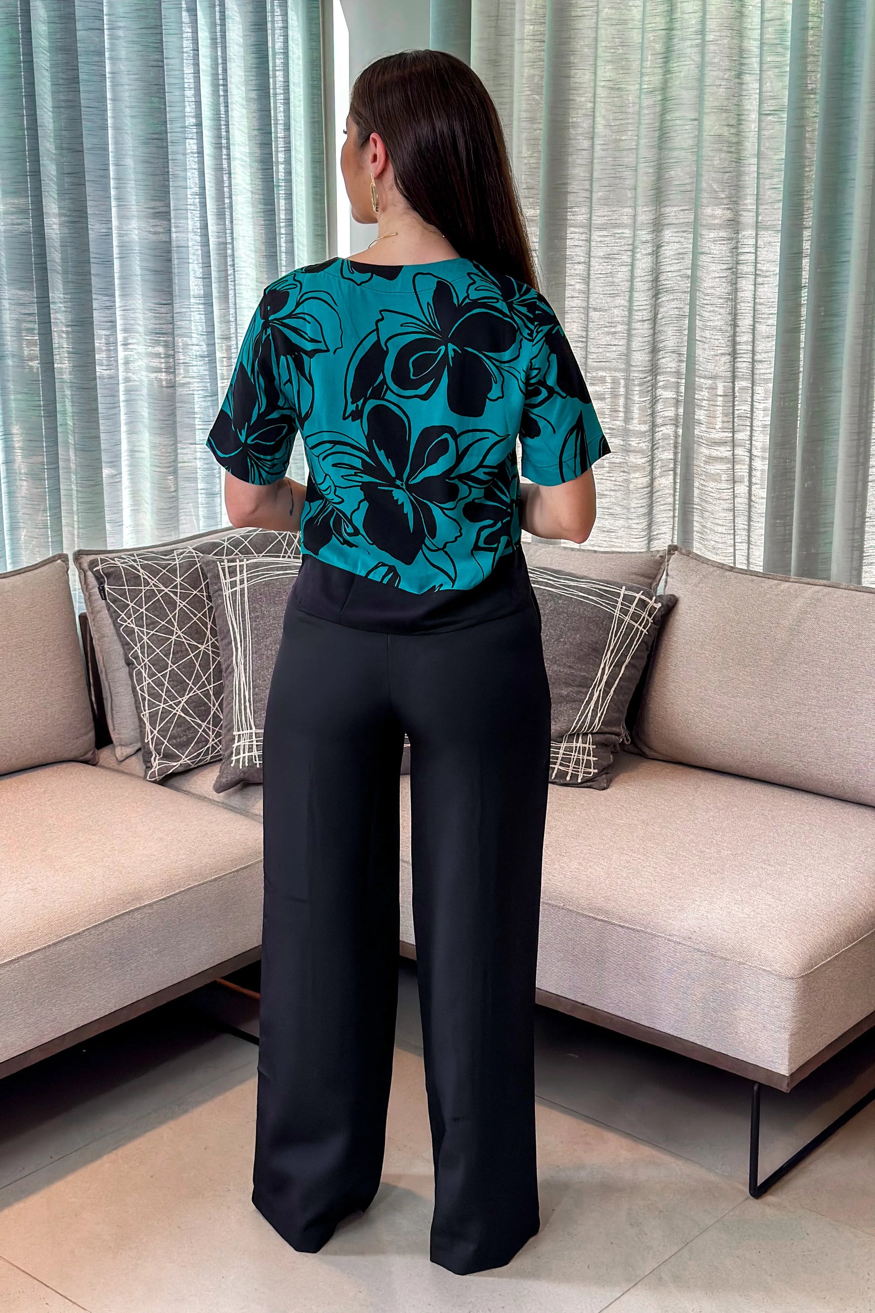 Conjunto: Blusa Viscose Manga Curta Nicole Estampada Verde + Calça Pantalona Crepe Alfaiataria Detalhe Passador Alissa Preta