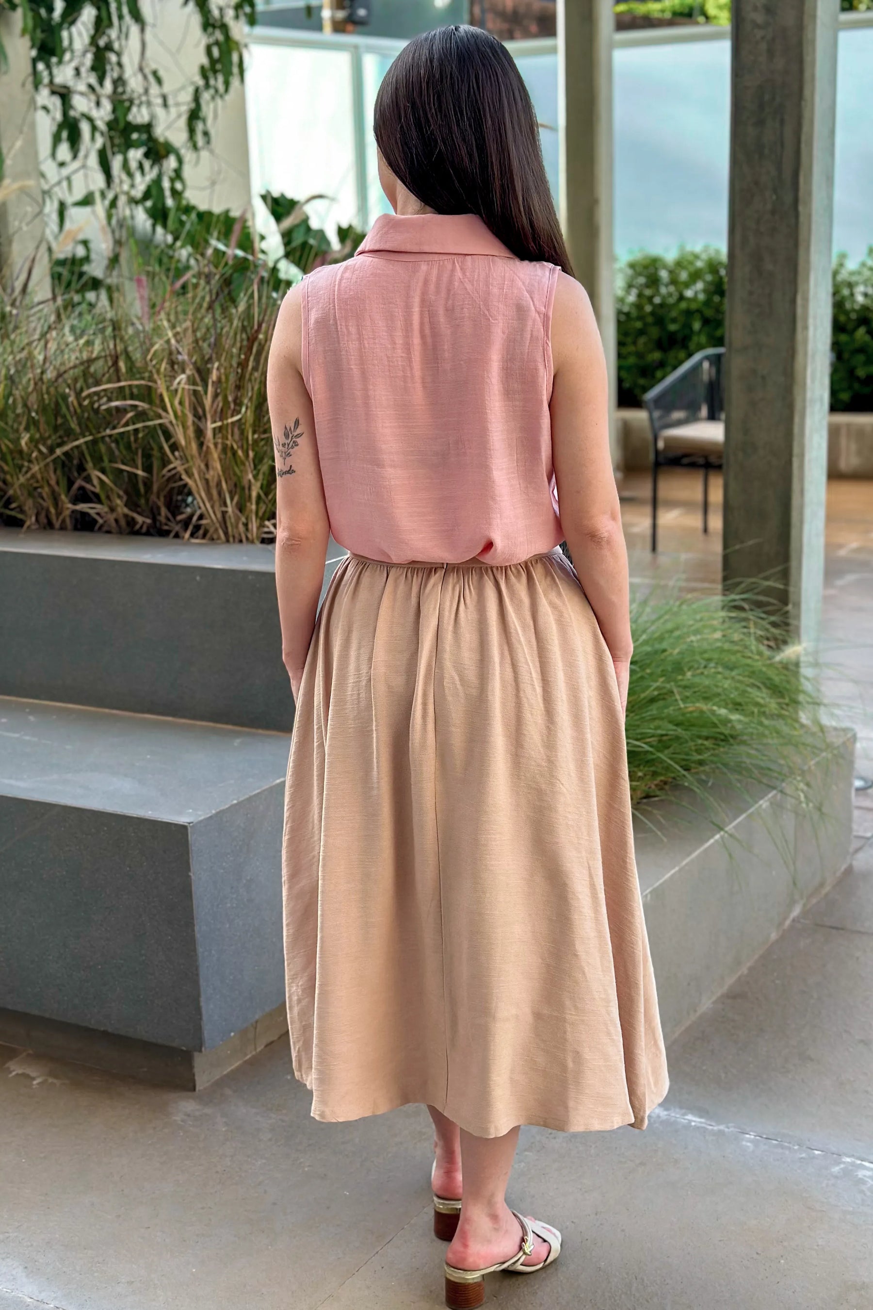 Conjunto: Blusa Visco Rústico Regata Lisa Detalhe Gola Viviane Rosa Claro + Saia Crepe Stretch Midi Samanta Bege