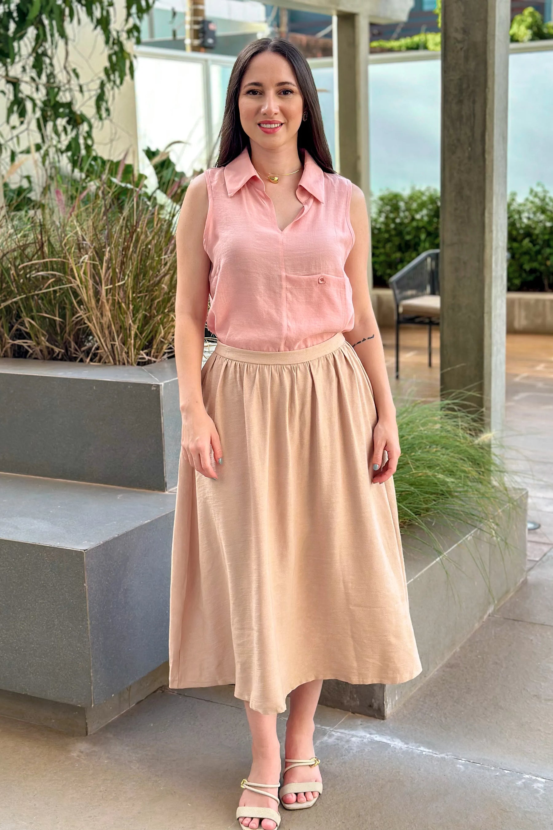 Conjunto: Blusa Visco Rústico Regata Lisa Detalhe Gola Viviane Rosa Claro + Saia Crepe Stretch Midi Samanta Bege
