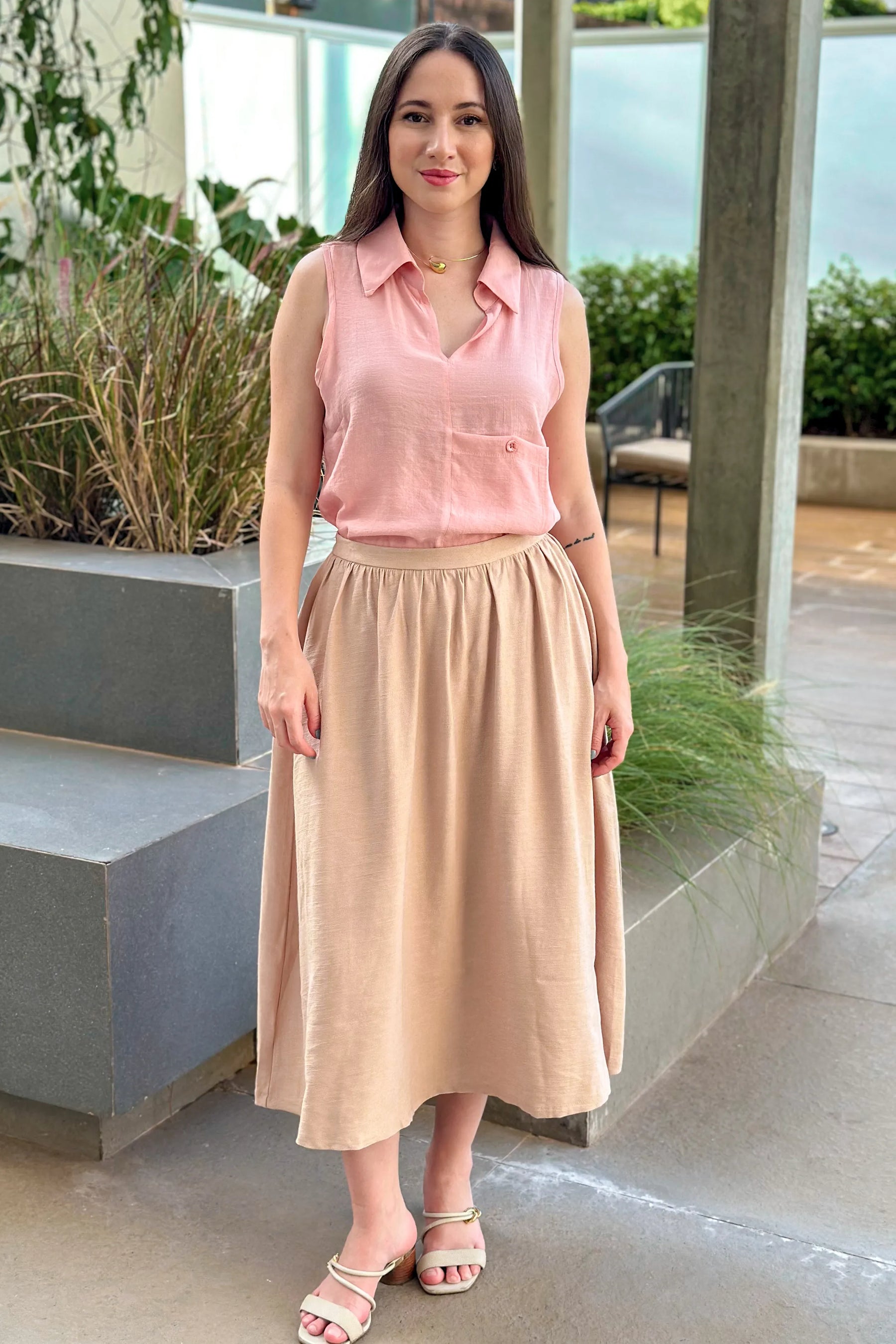 Conjunto: Blusa Visco Rústico Regata Lisa Detalhe Gola Viviane Rosa Claro + Saia Crepe Stretch Midi Samanta Bege
