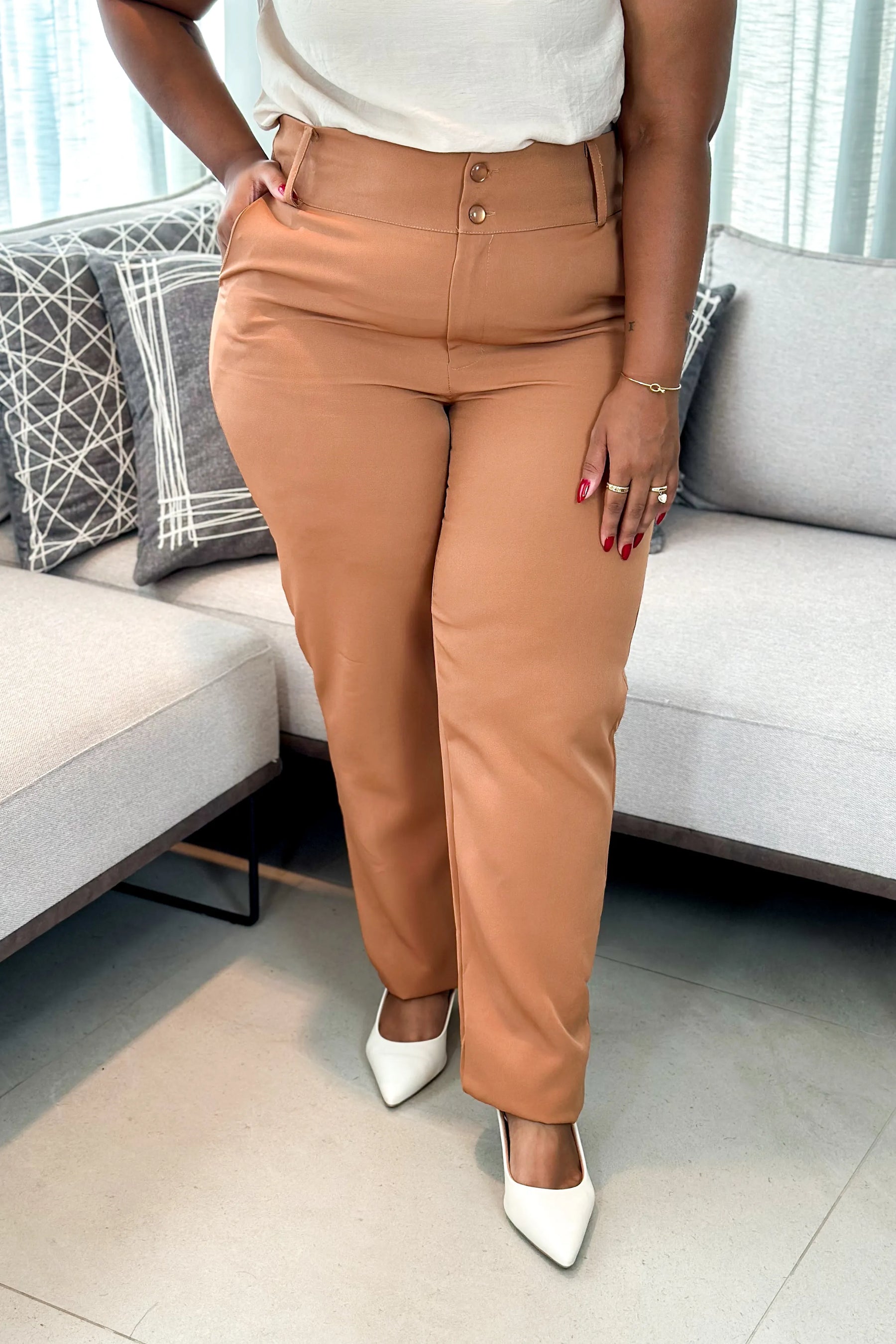 Calça Corte Reto Botão Duplo Plus Size Pietra Marrom