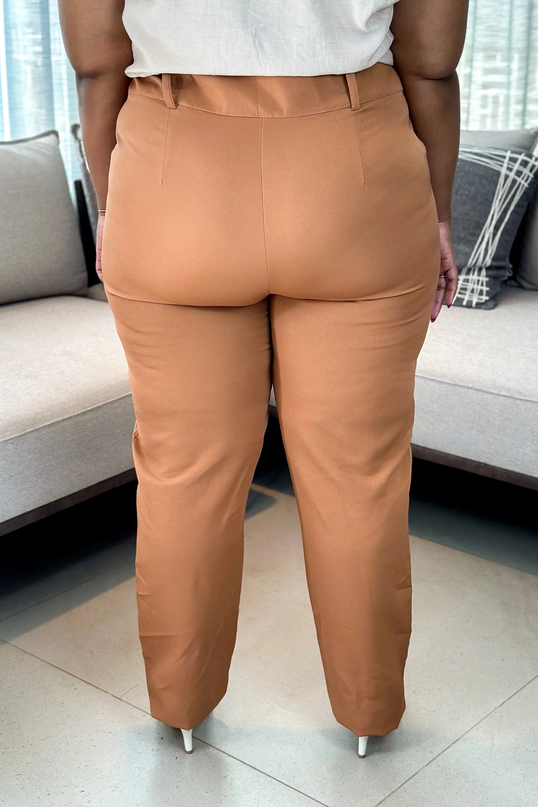 Calça Corte Reto Botão Duplo Plus Size Pietra Marrom