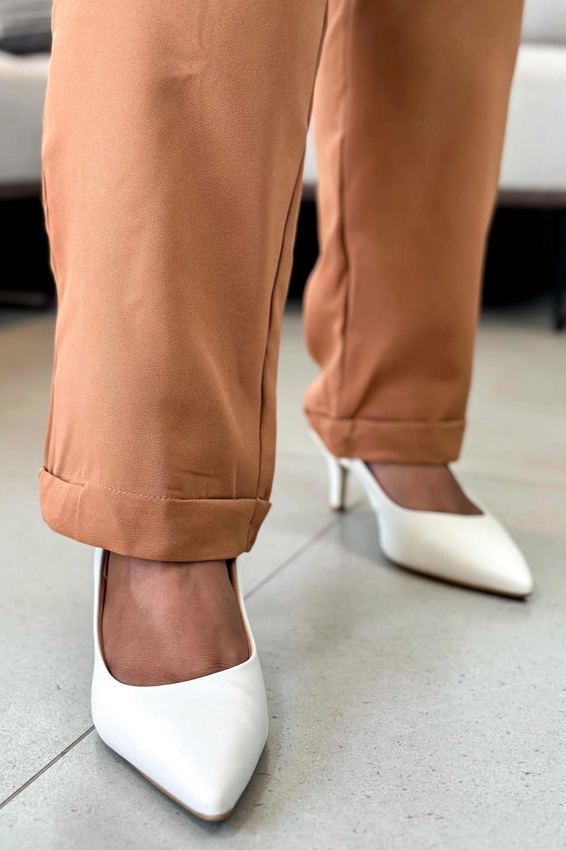 Calça Corte Reto Botão Duplo Plus Size Pietra Marrom