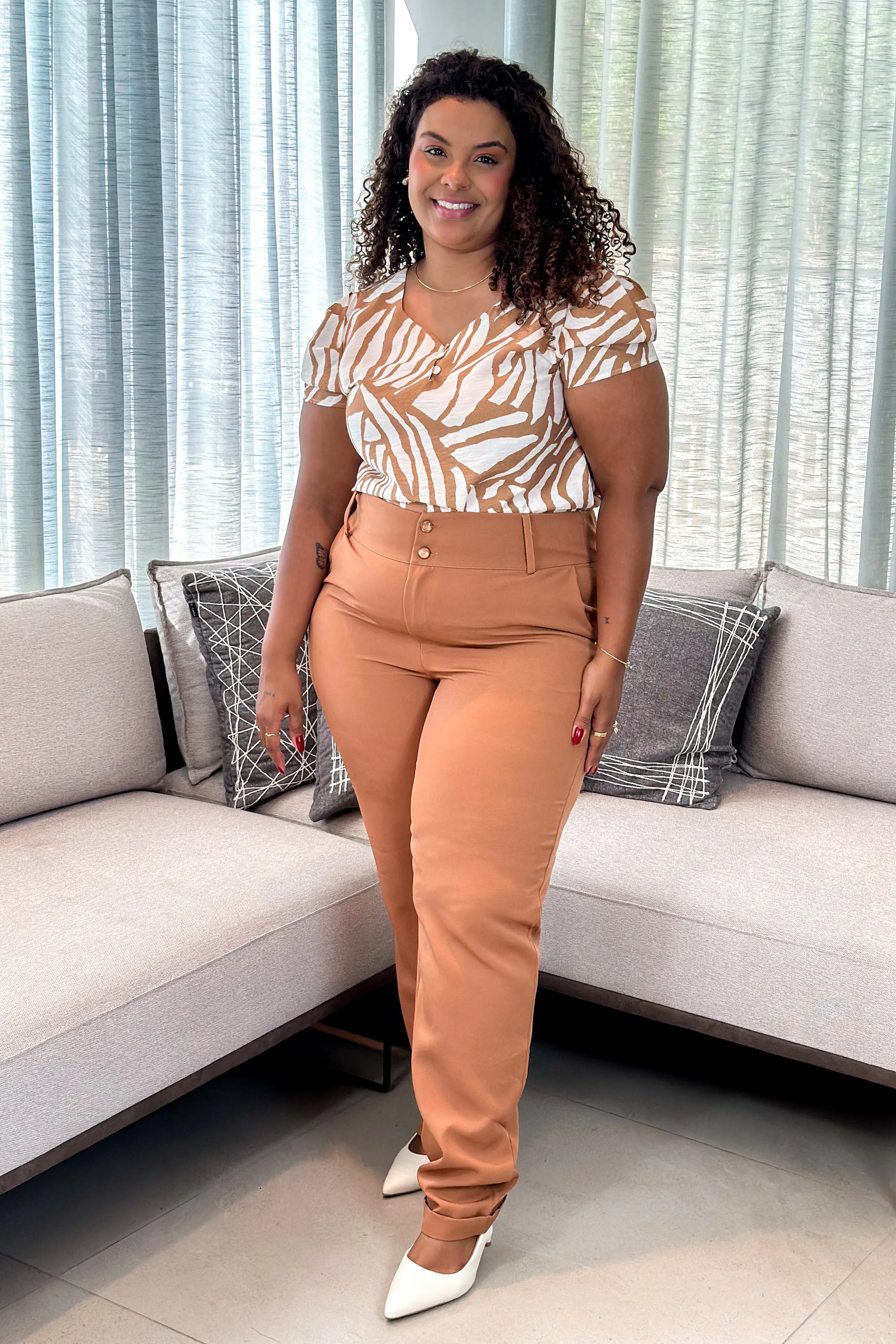 Calça Corte Reto Botão Duplo Plus Size Pietra Marrom