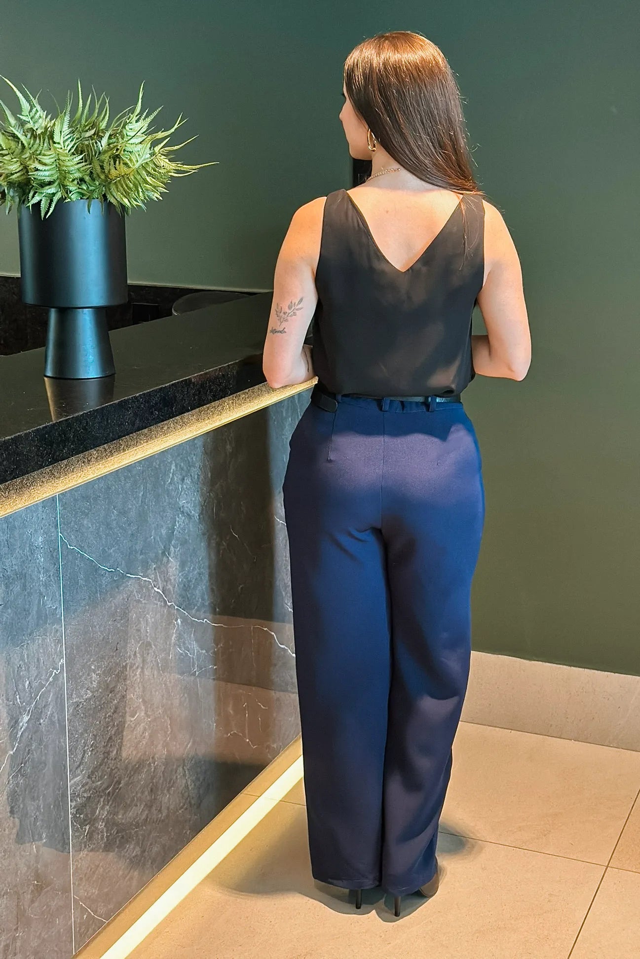 Conjunto: Blusa Regata Lisa Decote "V" Sabrina Preta + Calça Corte Reto Detalhe Cinto Priscila Azul Marinho