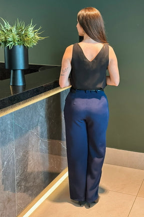 Conjunto: Blusa Regata Lisa Decote "V" Sabrina Preta + Calça Corte Reto Detalhe Cinto Priscila Azul Marinho