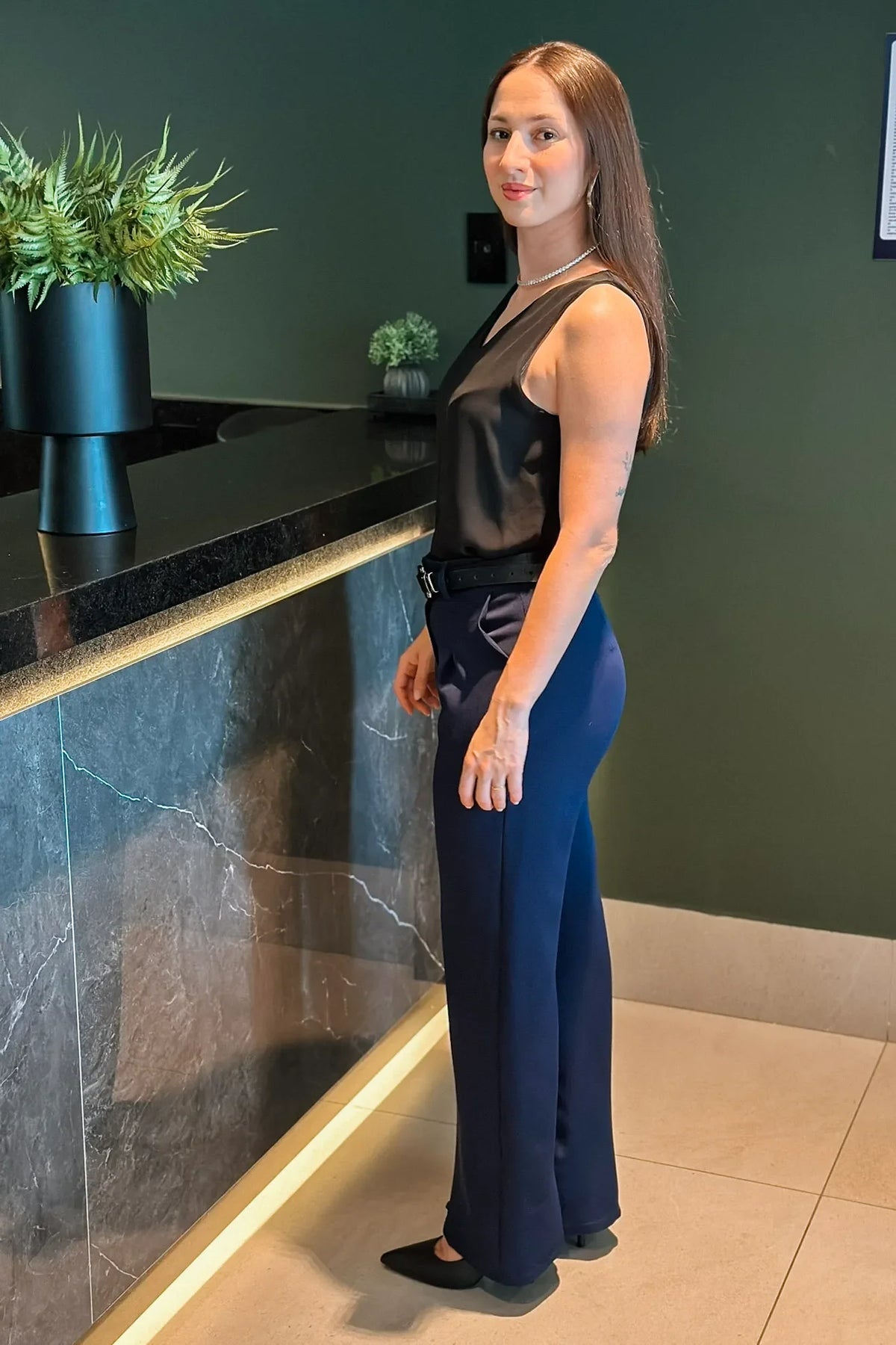 Conjunto: Blusa Regata Lisa Decote "V" Sabrina Preta + Calça Corte Reto Detalhe Cinto Priscila Azul Marinho