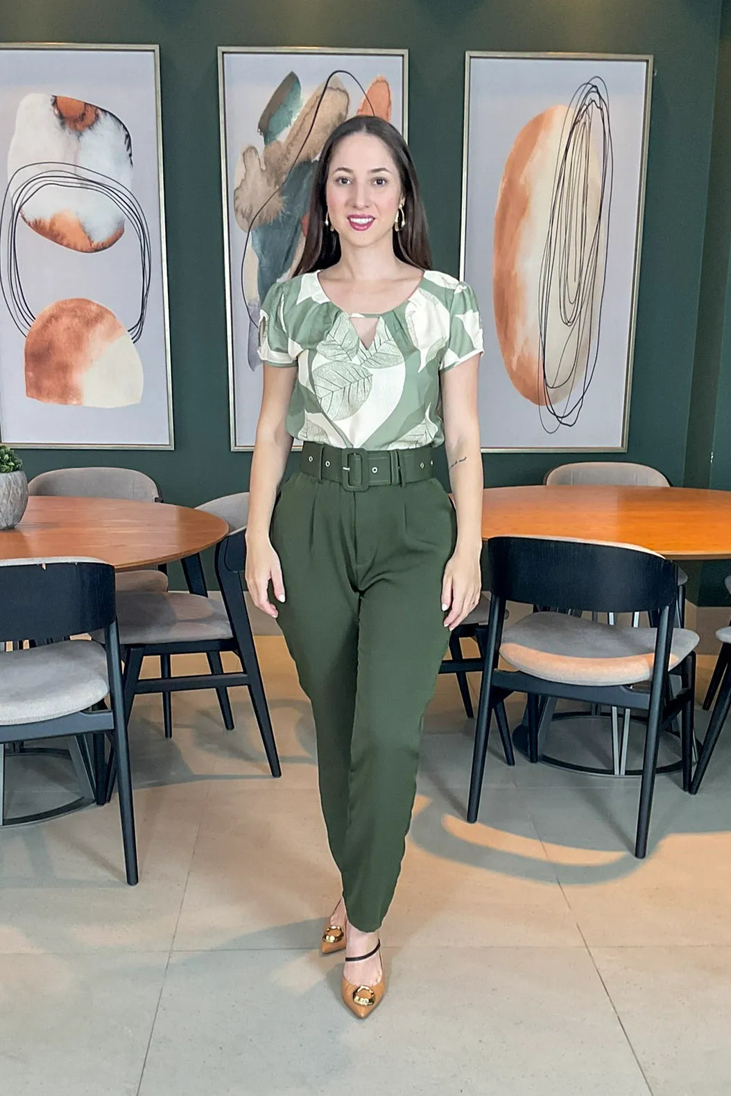 Conjunto: Blusa Manga Curta Detalhe Chocker Carina Estampada Verde + Calça Cinto Encapado Cenoura Verde