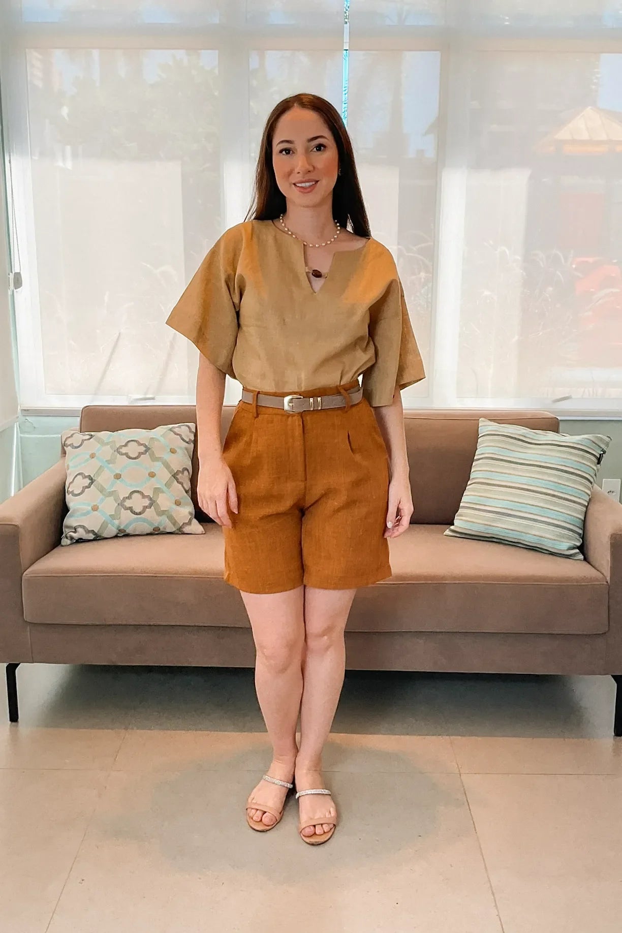 Conjunto: Blusa Manga Curta Detalhe Frente Eduarda Marrom + Short Em Linho Antônia Marrom