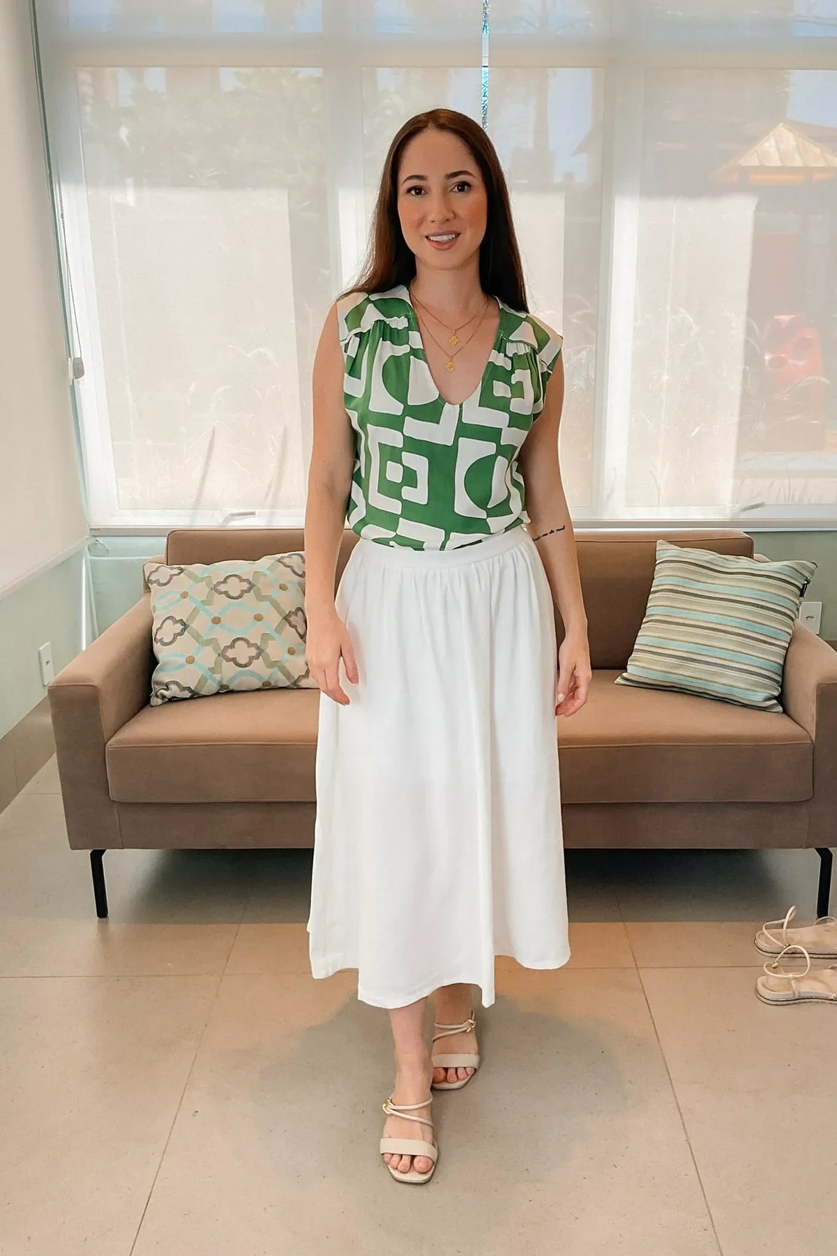 Conjunto: Blusa Regata Viscose Detalhe Ombro Roberta Estampada Verde + Saia Midi Samanta Branca