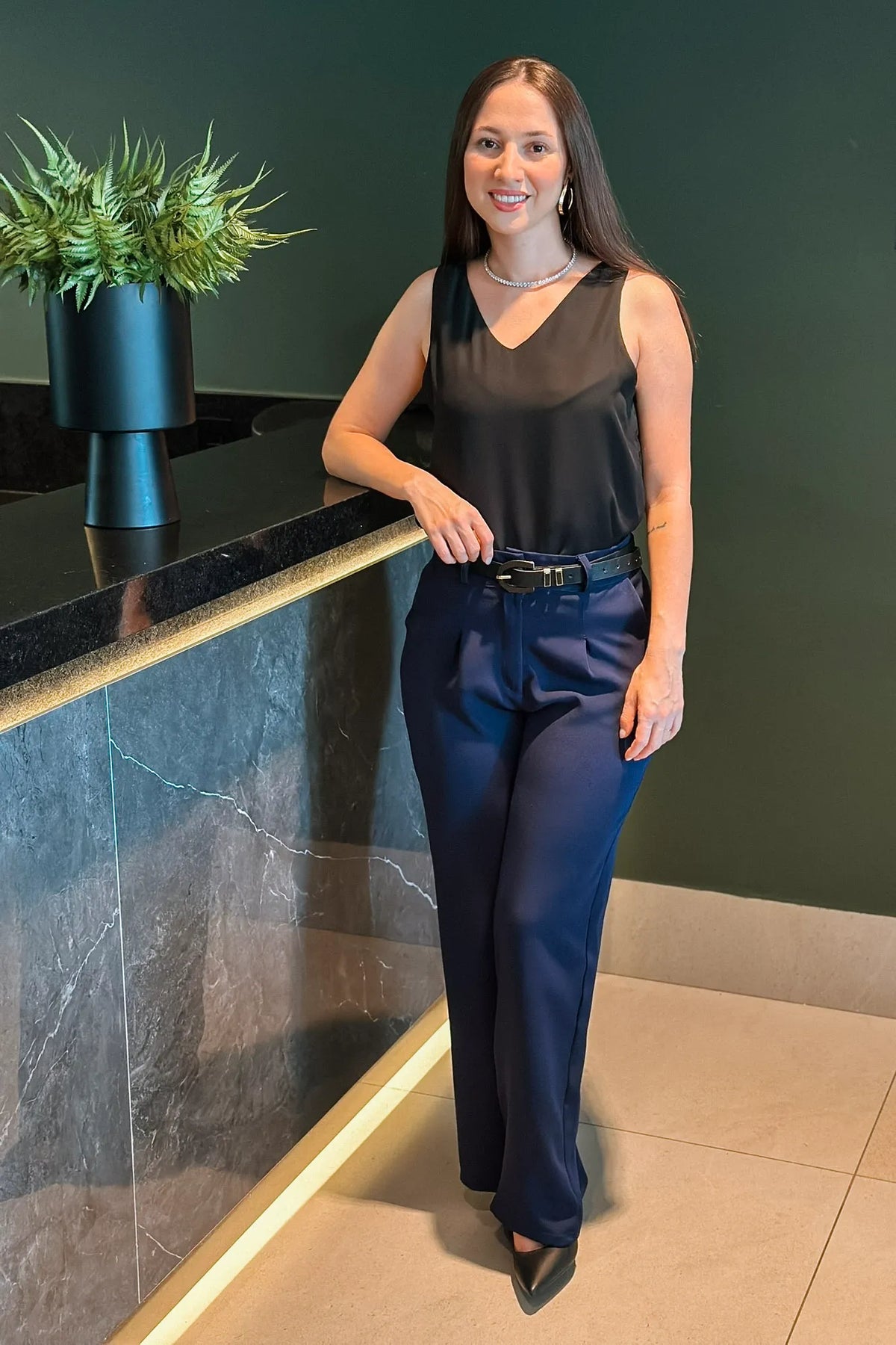 Conjunto: Blusa Regata Lisa Decote "V" Sabrina Preta + Calça Corte Reto Detalhe Cinto Priscila Azul Marinho