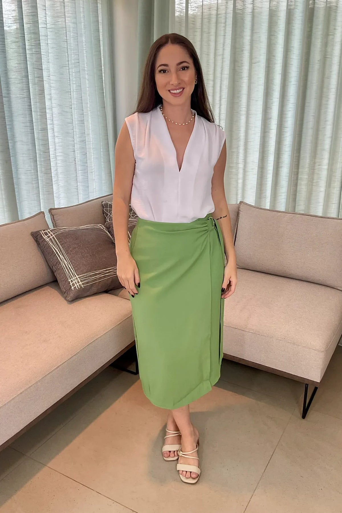 Conjunto: Blusa Textura Regata Decote "V" Tatiana Branca + Saia Midi Alfaiataria Prada Detalhe Fivela Natacha Verde