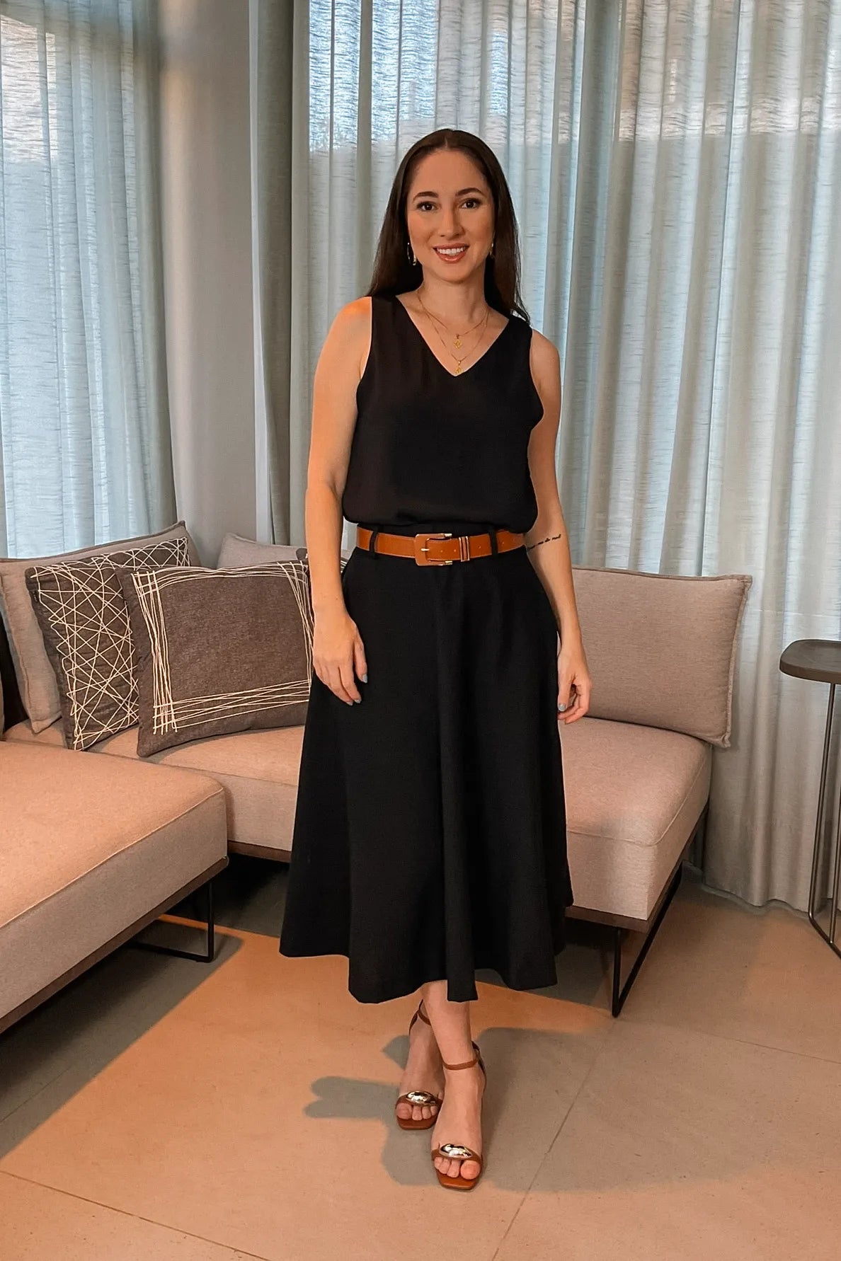 Conjunto: Blusa Regata Lisa Decote "V" Sabrina Preta + Saia Midi Em Linho Com Cinto Charlotte Preta