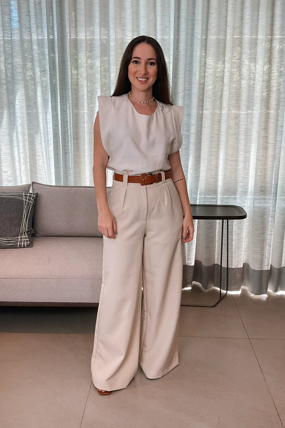 Conjunto: Blusa Regata Detalhe Botão Ombro Miriam Creme + Calça Pantalona Detalhe Passador Marina Creme