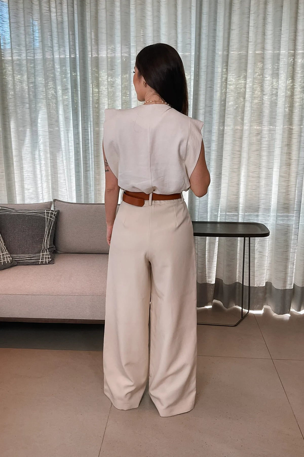 Conjunto: Blusa Regata Detalhe Botão Ombro Miriam Creme + Calça Pantalona Detalhe Passador Marina Creme