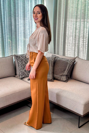Conjunto: Blusa Manga Curta Visco Rústico Detalhe Amarração Marta Creme + Calça Pantalona Crepe Alfaiataria Detalhe Passador Alissa Marrom