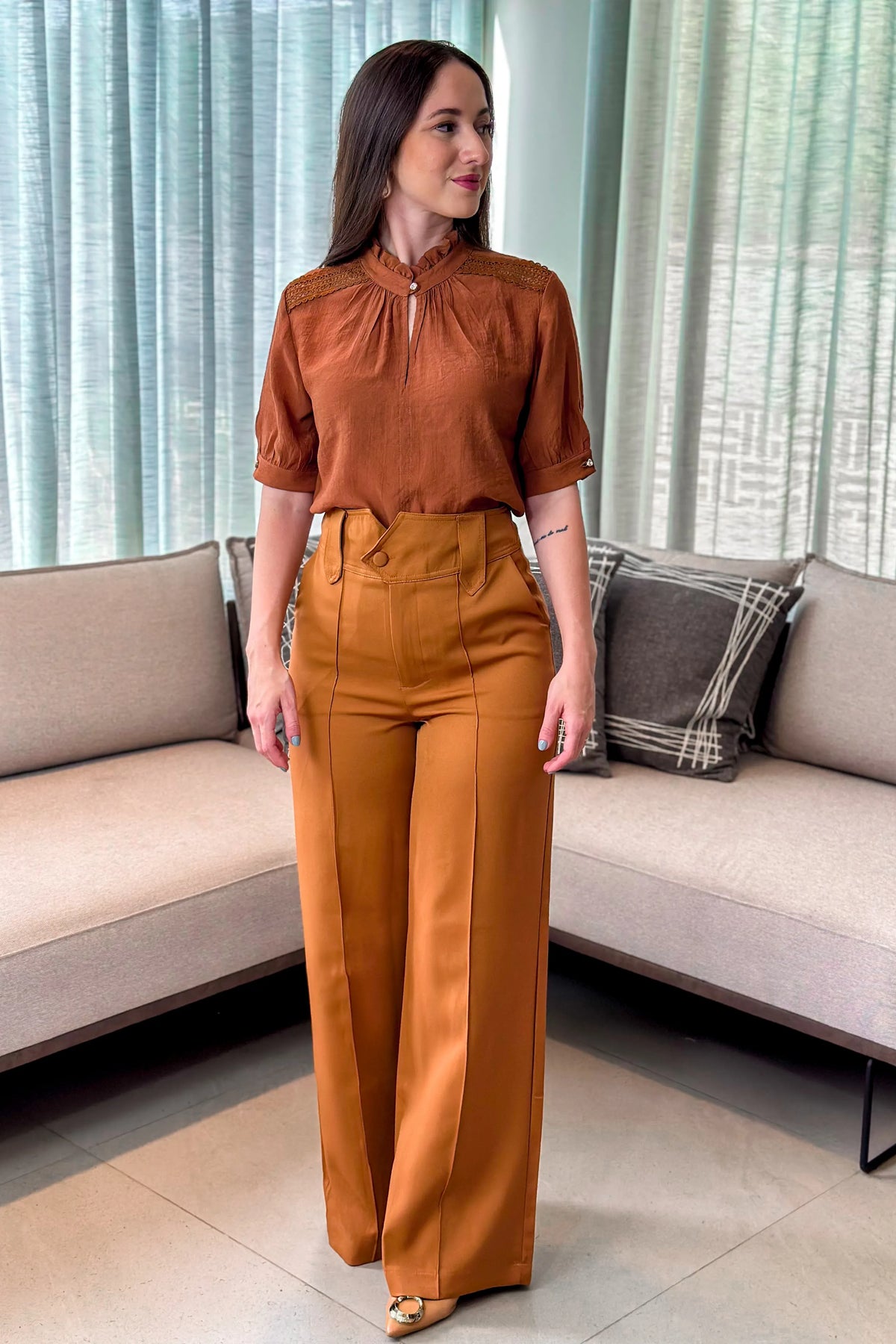 Conjunto: Blusa Visco Rústico Manga Curta Ombro Guipir Marcela Marrom + Calça Pantalona Crepe Alfaiataria Detalhe Passador Alissa Marrom