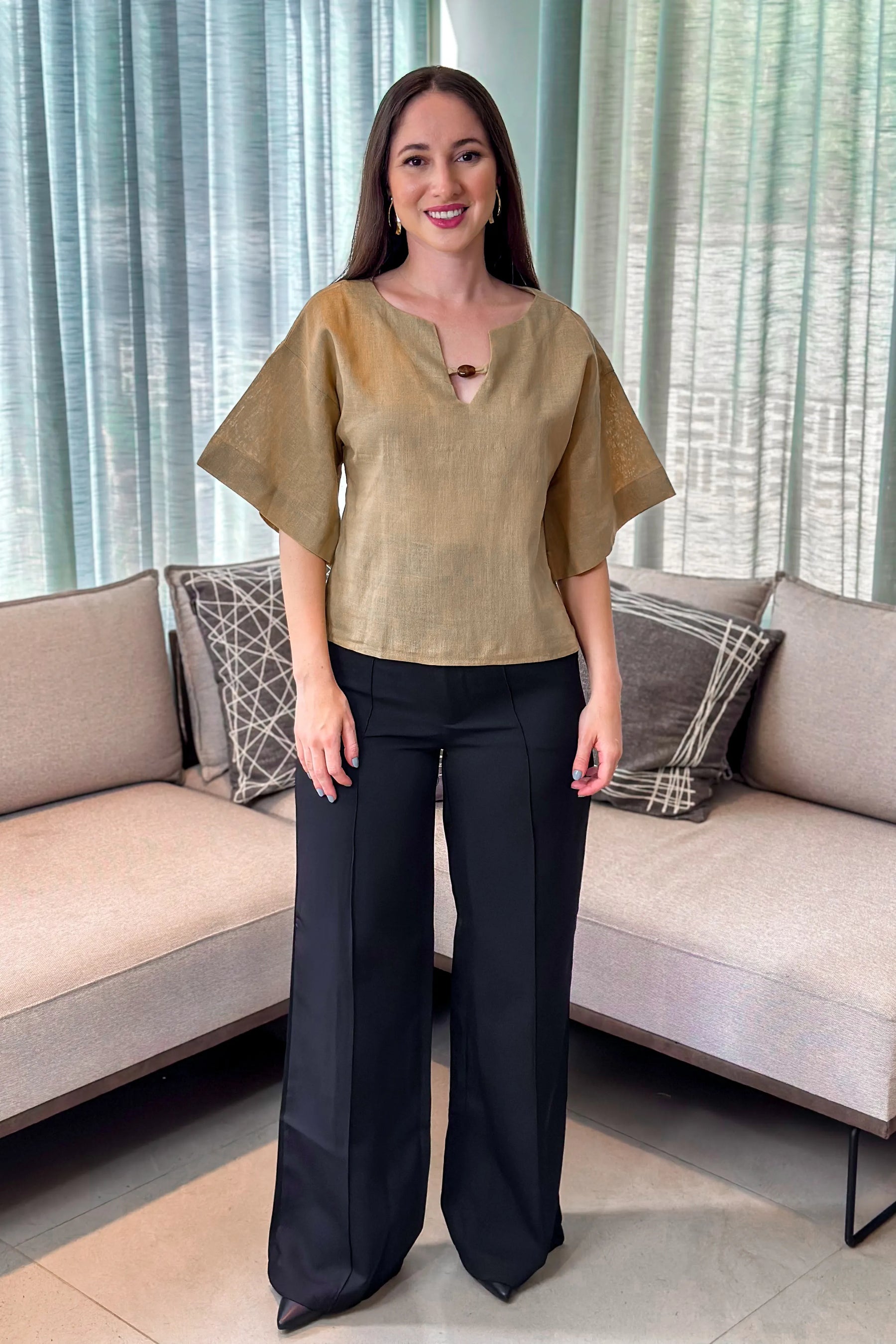 Conjunto: Blusa Linho Soft Manga Curta Detalhe Frente Eduarda Marrom + Calça Pantalona Crepe Alfaiataria Detalhe Passador Alissa Preta