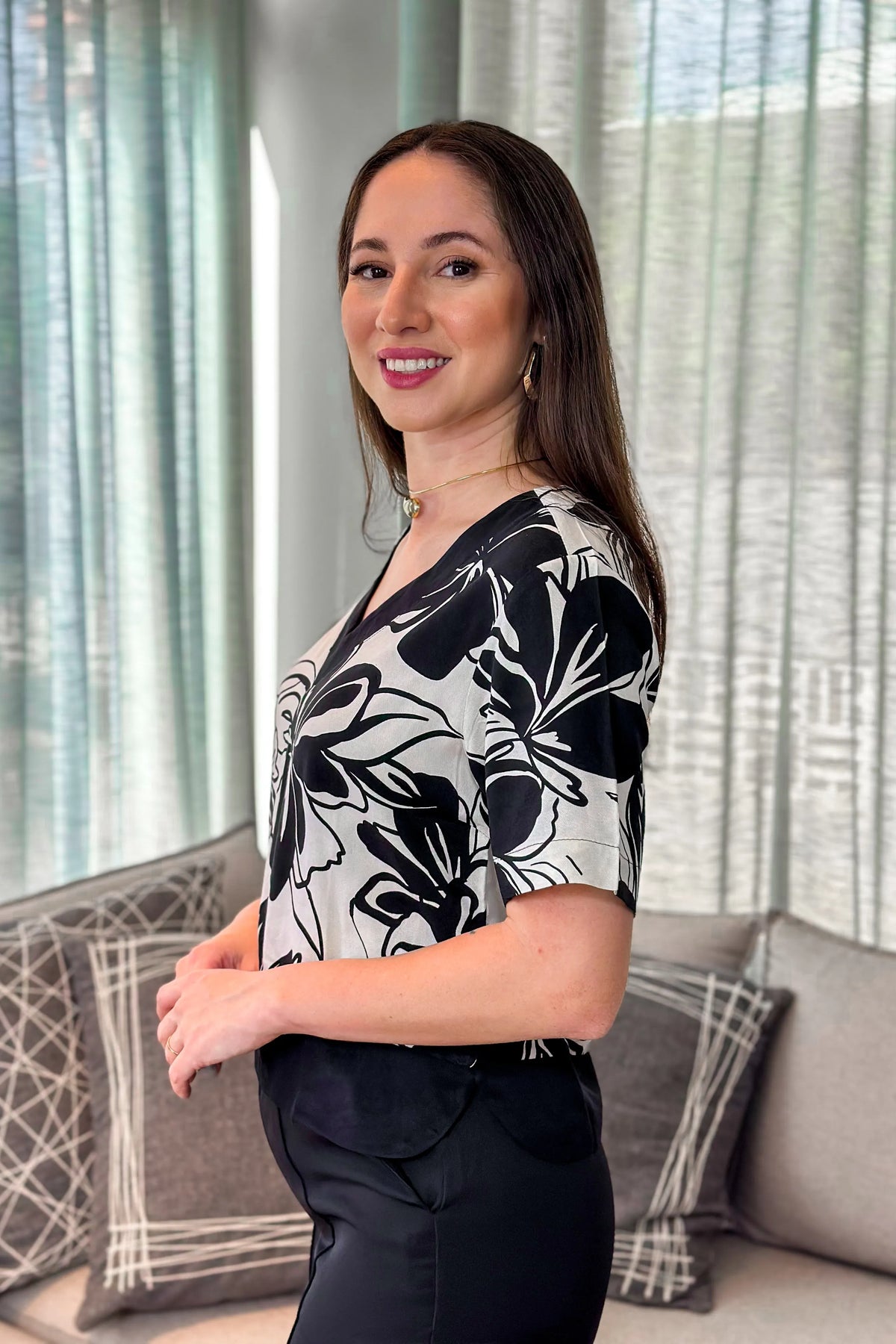 Conjunto: Blusa Viscose Manga Curta Nicole Estampada Branca + Calça Pantalona Crepe Alfaiataria Detalhe Passador Alissa Preta