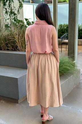Conjunto: Blusa Visco Rústico Regata Lisa Detalhe Gola Viviane Rosa Claro + Saia Crepe Stretch Midi Samanta Bege