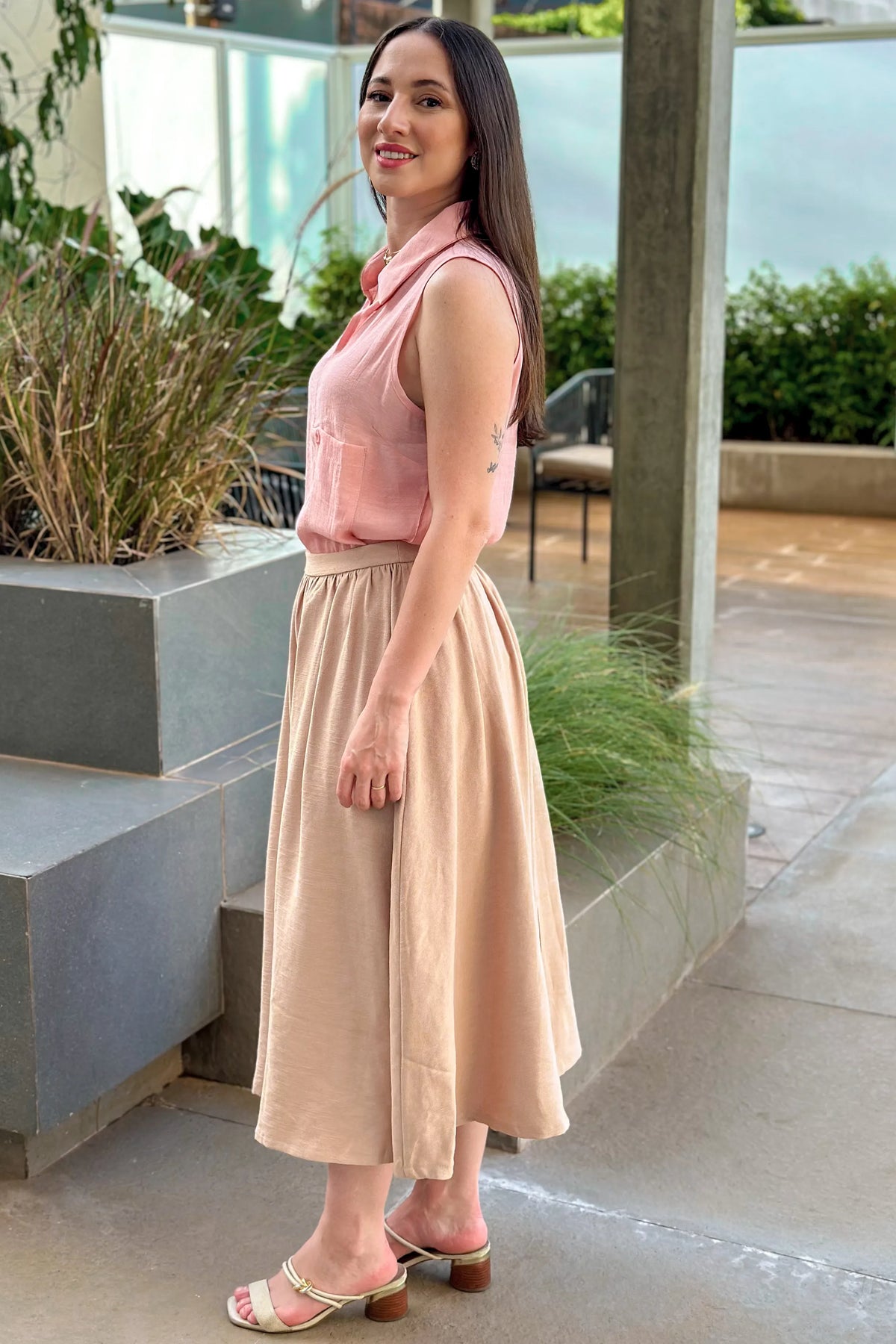 Conjunto: Blusa Visco Rústico Regata Lisa Detalhe Gola Viviane Rosa Claro + Saia Crepe Stretch Midi Samanta Bege