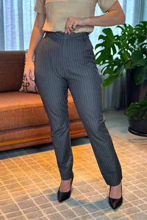 Calça Corte Reto Alfaiataria Essential Risca de Giz Luiza Cinza