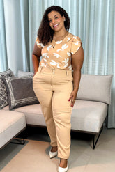 Conjunto: Blusa Manga Transpassada Visco Soft Detalhe Botão Plus Size Magali Estampada Bege + Calça Corte Reto Crepe Alfaiataria Botão Duplo Plus Size Pietra Bege