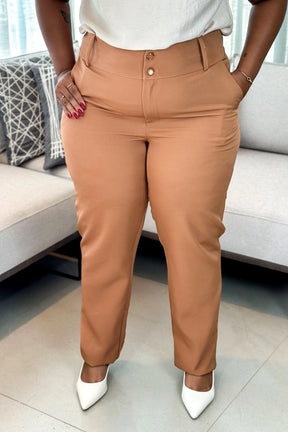 Calça Corte Reto Botão Duplo Plus Size Pietra Marrom