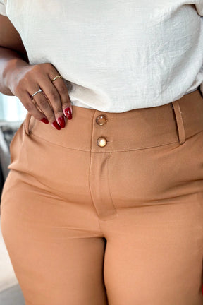 Calça Corte Reto Botão Duplo Plus Size Pietra Marrom