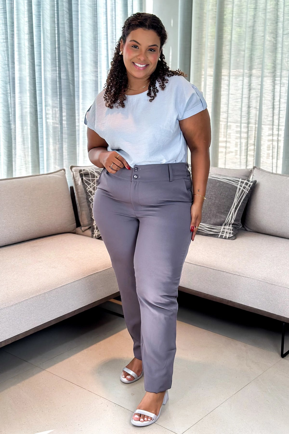 Conjunto: Blusa Manga Curta Crepe Soft Detalhe Manga Plus Size Fernanda Azul Claro + Calça Corte Reto Crepe Alfaiataria Botão Duplo Plus Size Pietra Cinza