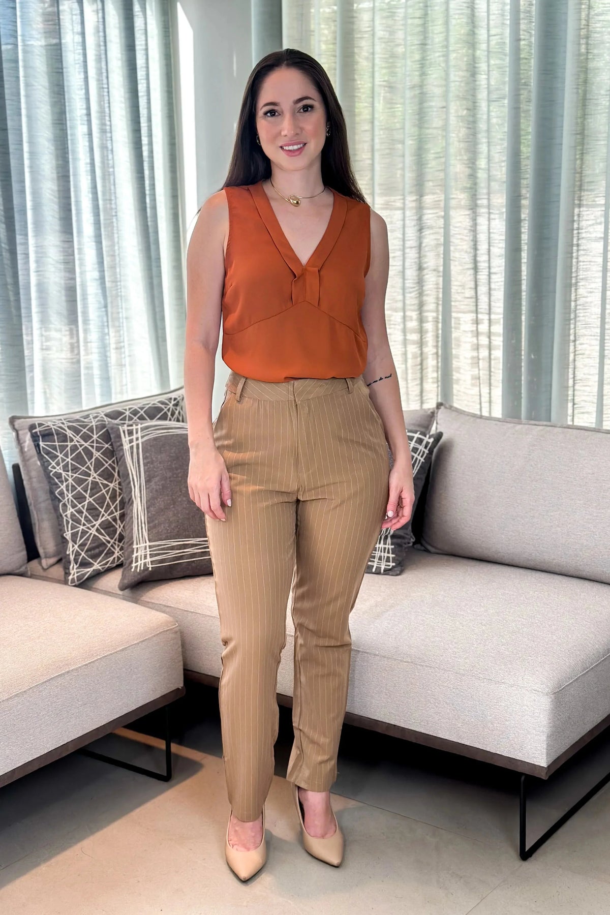 Conjunto: Blusa Regata New Crepe Decote "V" Thalia Terracota + Calça Corte Reto Alfaiataria Essential Risca de Giz Luiza Bege