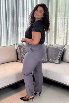 Conjunto: Blusa Manga Curta Crepe Soft Detalhe Manga Plus Size Fernanda Preta + Calça Corte Reto Crepe Alfaiataria Botão Duplo Plus Size Pietra Cinza